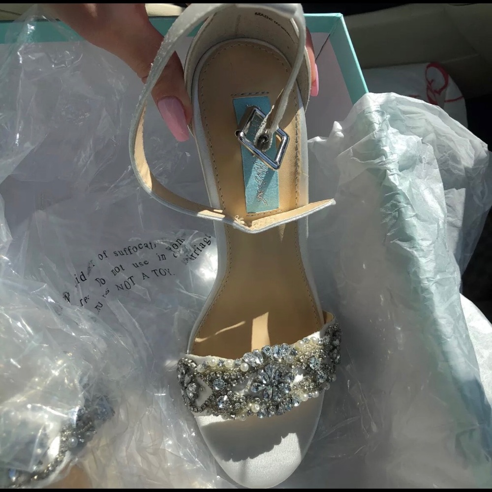 Betsey Johnson Blue Gina Heels Ivory